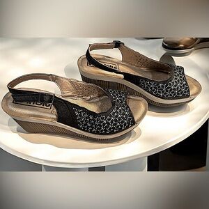 Inblu Stylish wooden Wedge heels size 6.5
